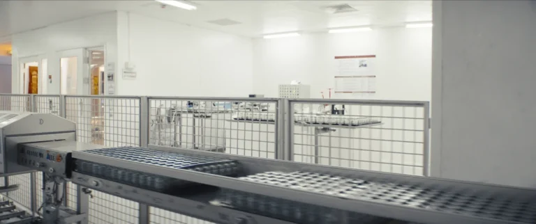 Sala limpia de laboratorio farmacéutico con línea de envasado
