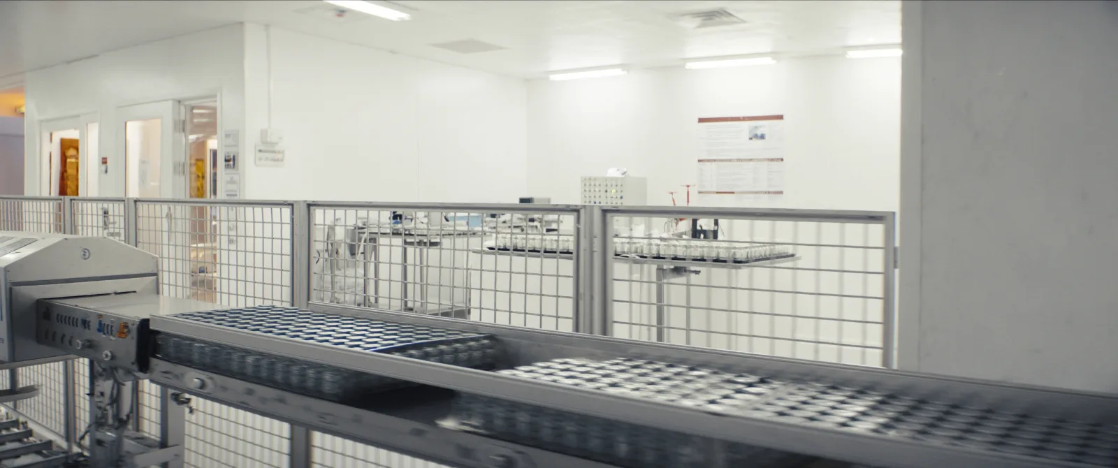 Sala limpia de laboratorio farmacéutico con línea de envasado